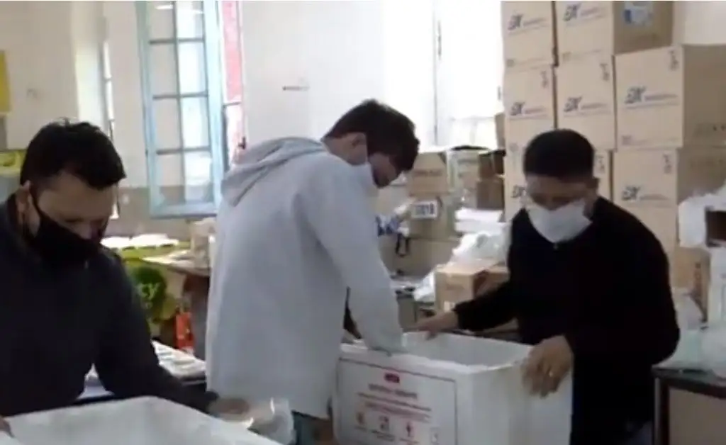 Jóvenes duermen en el Colegio San José de Rosario para realizar trabajo solidario