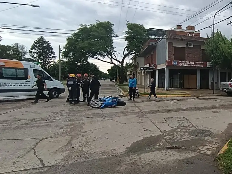 Los servidores públicos trabajando en el lugar del accidente.