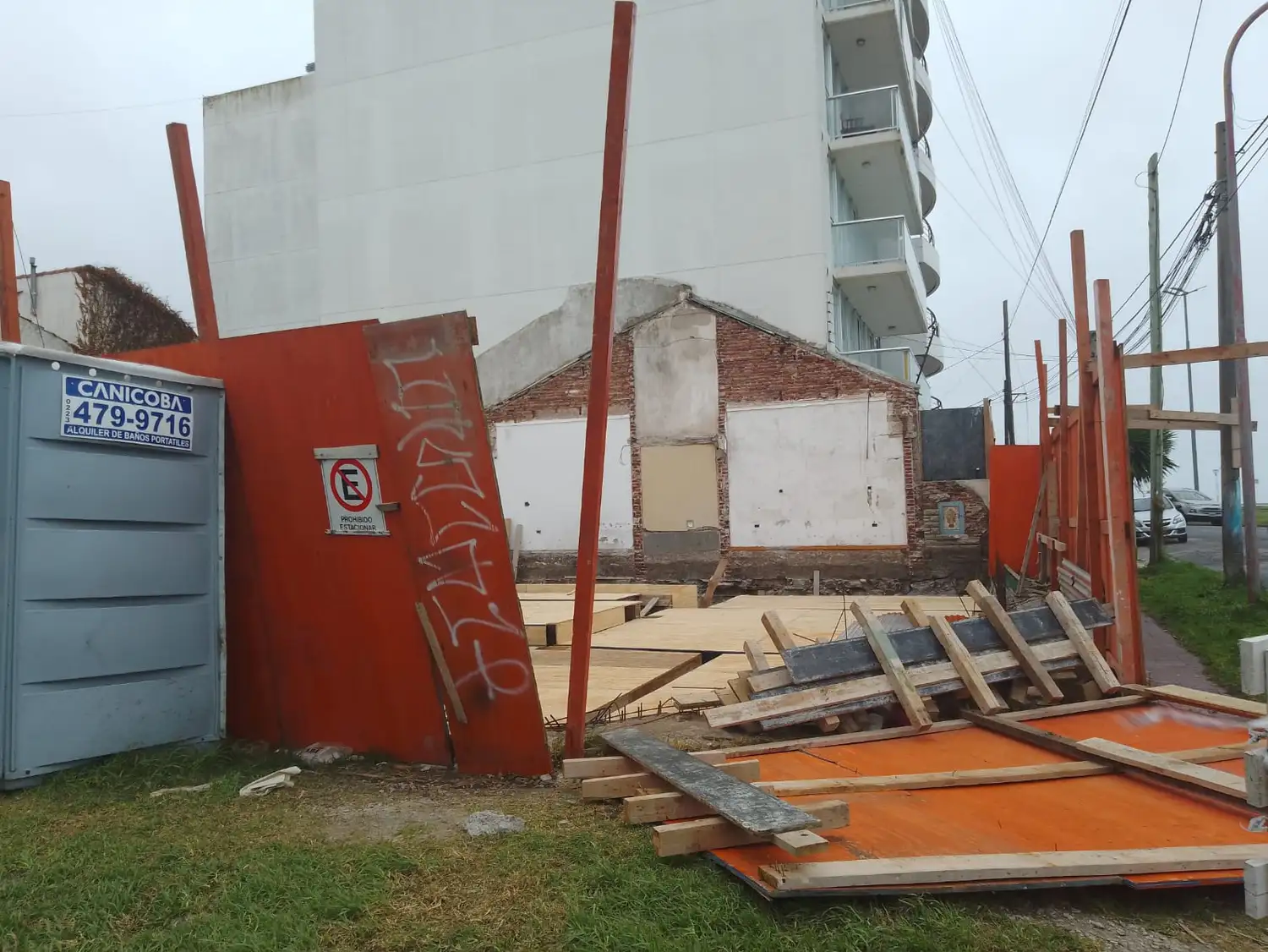 “No hubo evacuados, solamente la voladura de una empalizada en una obra de construcción que se remedió rápidamente”, detalló Rodríguez.