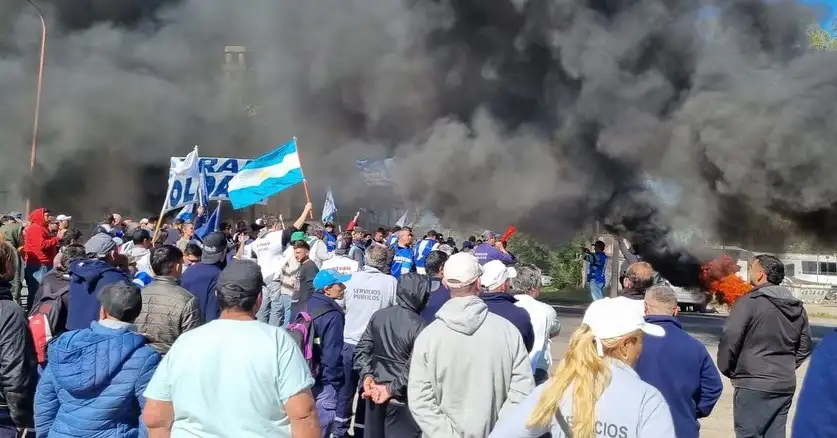 Multitudinaria manifestación de trabajadores del sudoeste santafesino, sobre ruta 8.