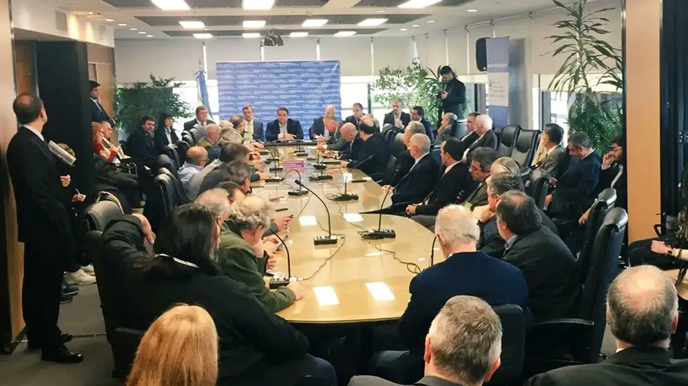 El Gobierno convocará en agosto a negociar el salario mínimo
