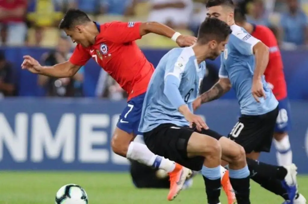 Uruguay recibe a un Chile disminuido por lesiones y contagios