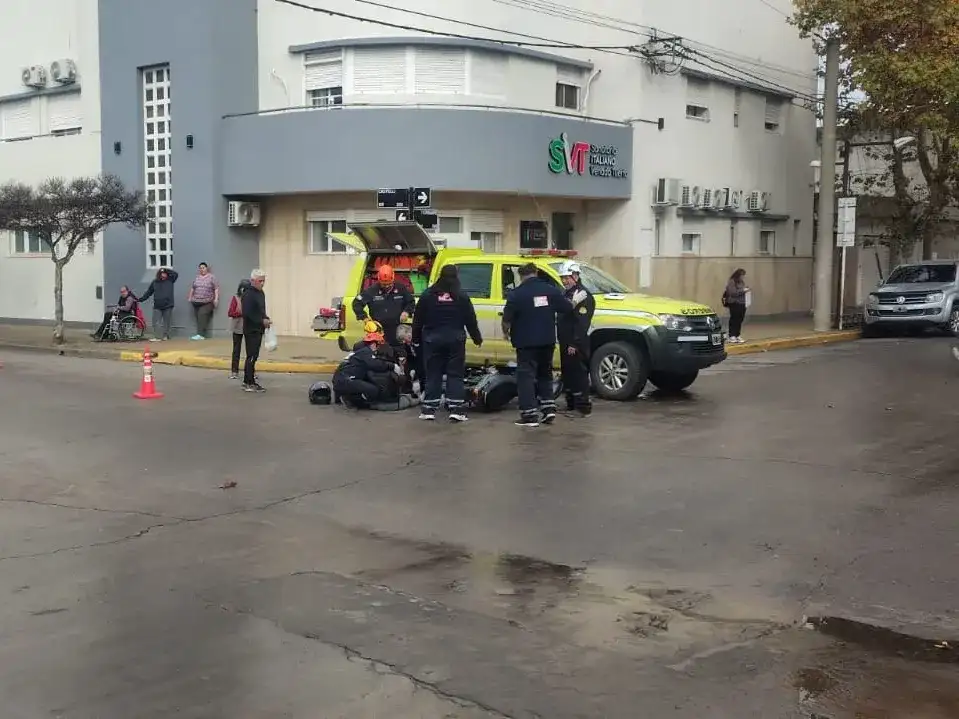 Bomberos atendieron al joven lesionado.