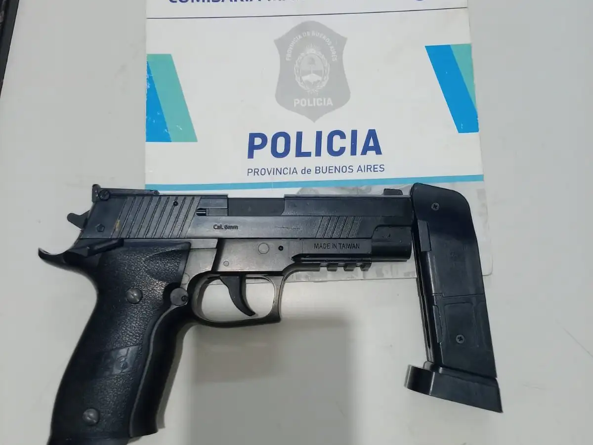 El episodio se inició cuando la víctima, un hombre de 59 años, alertó a efectivos sobre un grupo de jóvenes que momentos antes había intentado sustraerle su vehículo
