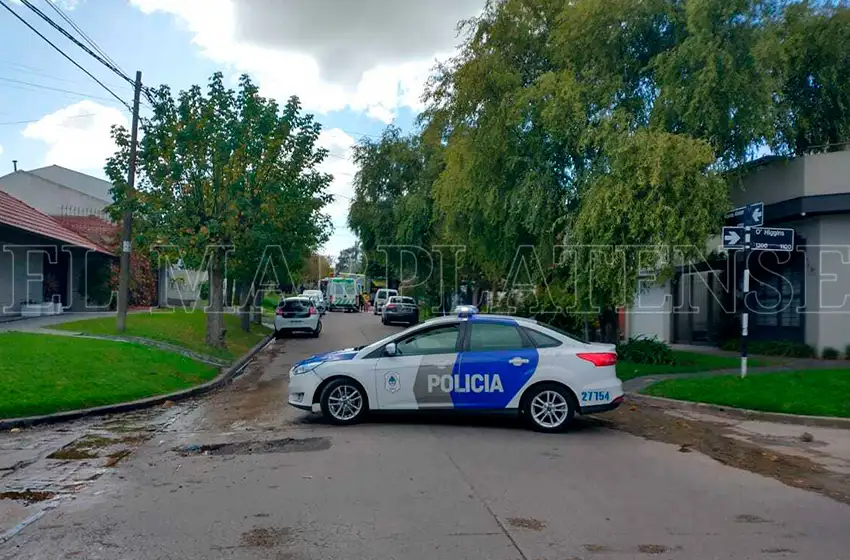 Redujeron y sedaron a un hombre con arresto domiciliario para mantener a salvo a su hija