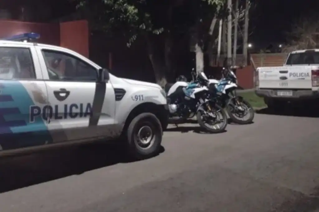 Tras forcejear con los asaltantes, estos le arrebataron la pistola y escaparon.