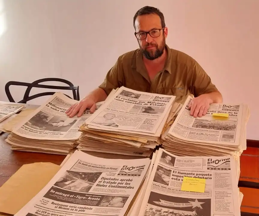 Pablo Ilari y los primeros ejemplares de El Informe que se trasladaron para su digitalización. Foto: Sur24