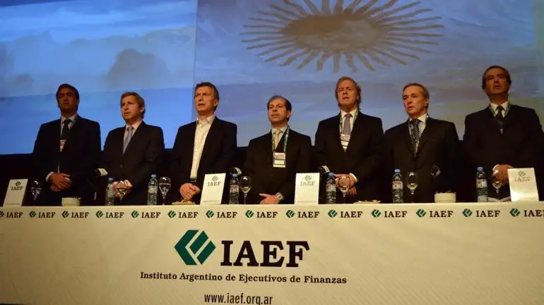 Ejecutivos de finanzas reclaman combatir la inflación y el déficit fiscal