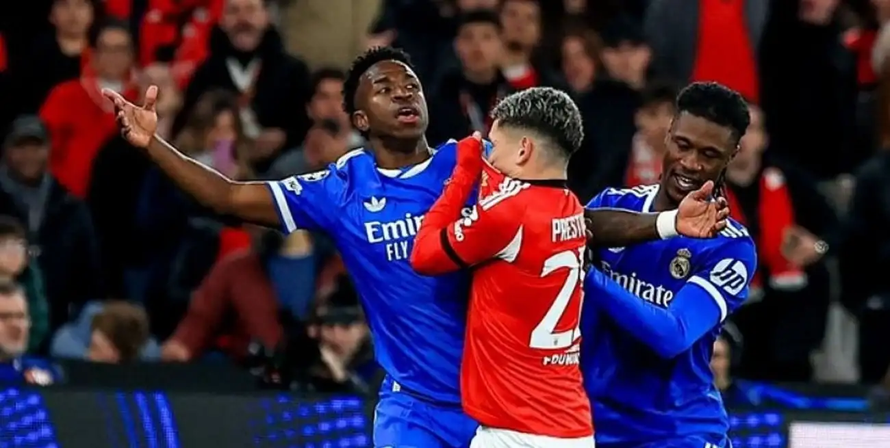 El tenso cruce entre Gianluca Prestianni y Vinicius en el partido del Benfica y Real Madrid por la Champions.