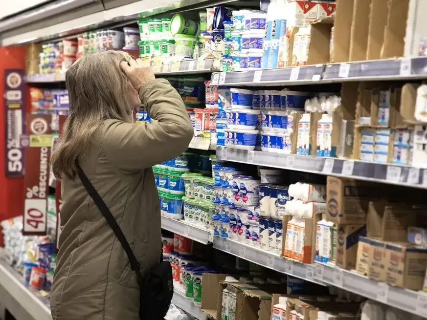 Según los datos oficiales, el 53,6% de los industriales y el 59,6% de los supermercados y mayoristas señalan la escasez de compradores como su mayor limitación operativa, por encima del costo laboral, el financiamiento o la competencia importada.