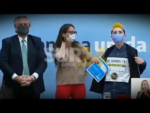 Interrumpen en la presentación del DNi no binario