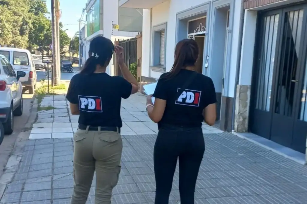 Peritos de la PDI trabajan en el robo ocurrido en barrio Candioti Sur.
