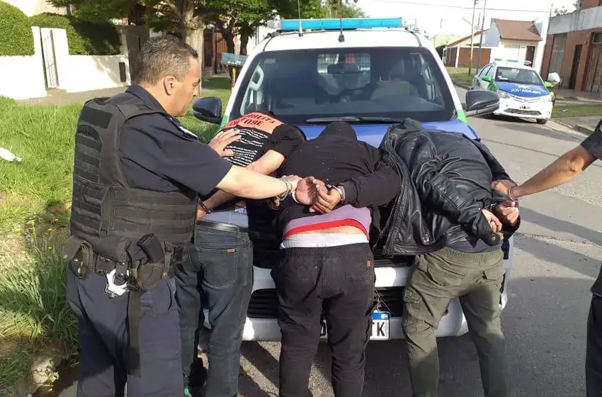Aprehendieron a tres delincuentes que robaron miles de dólares de una vivienda