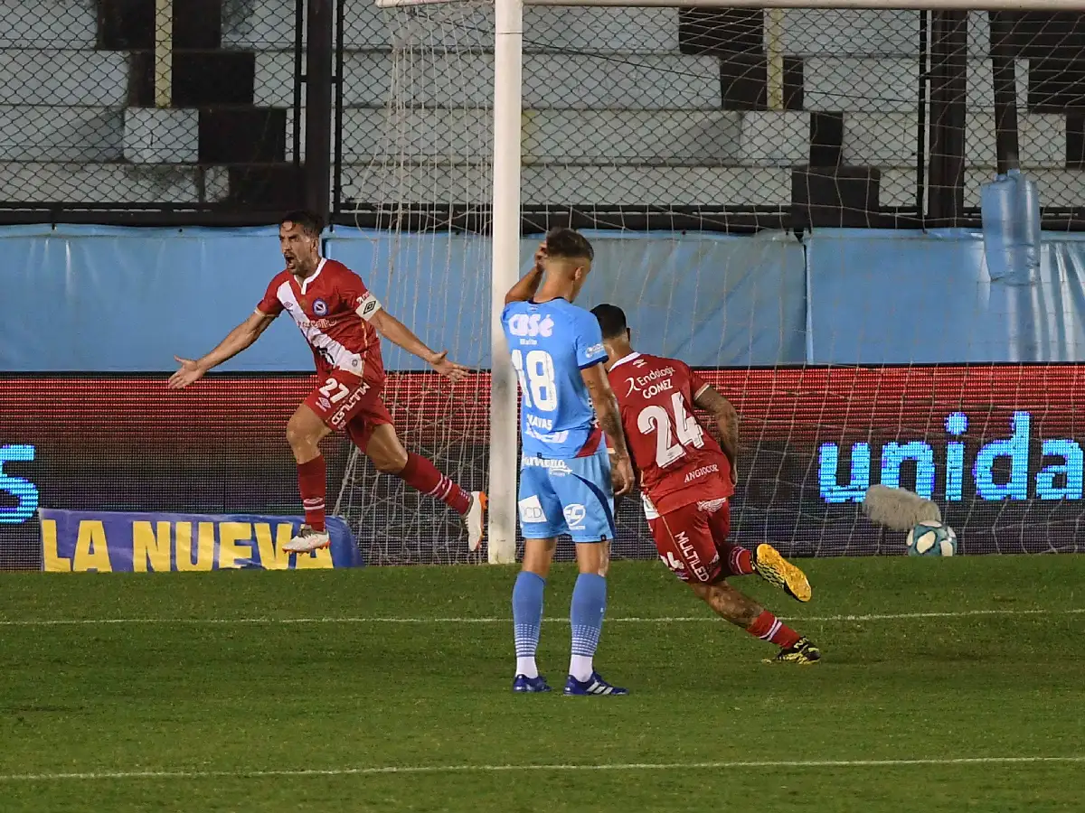 Argentinos ganó en  Sarandí y lidera su grupo