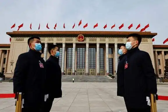 Guardias de seguridad montan guardia frente al Gran Salón del Pueblo el día de la sesión inaugural de la Conferencia Consultiva Política del Pueblo Chino (CCPPC) en Beijing, China 2024.