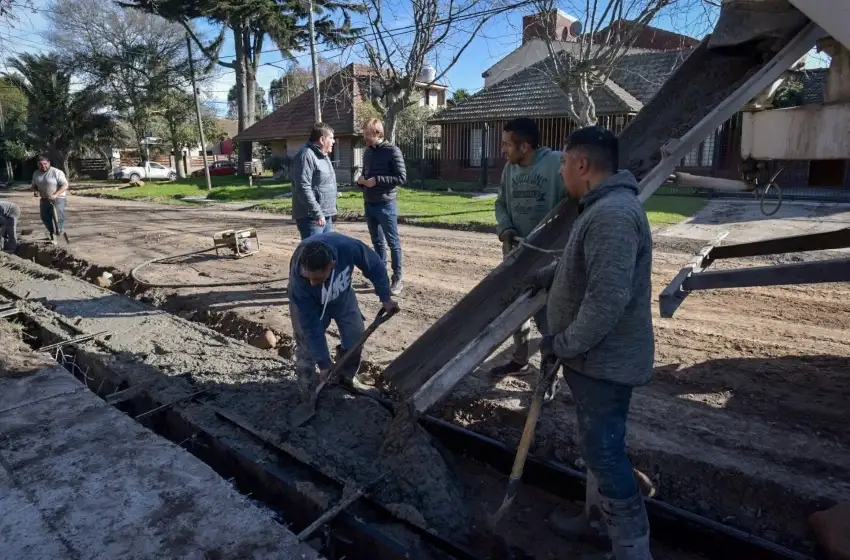 La Municipalidad realiza obras de cordón cuneta en el barrio Estrada