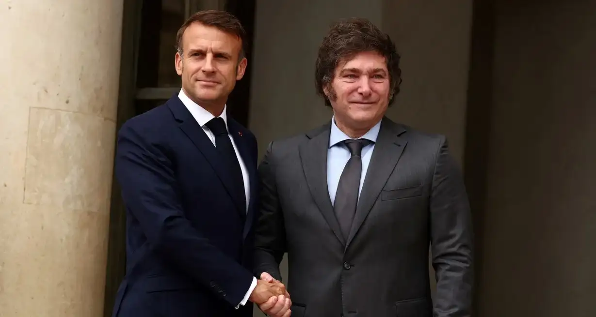 Emmanuel Macron y Javier Milei este viernes en el Palacio del Elíseo previo a la ceremonia de los JJ.OO. Crédito: Yara Nardi/Reuters