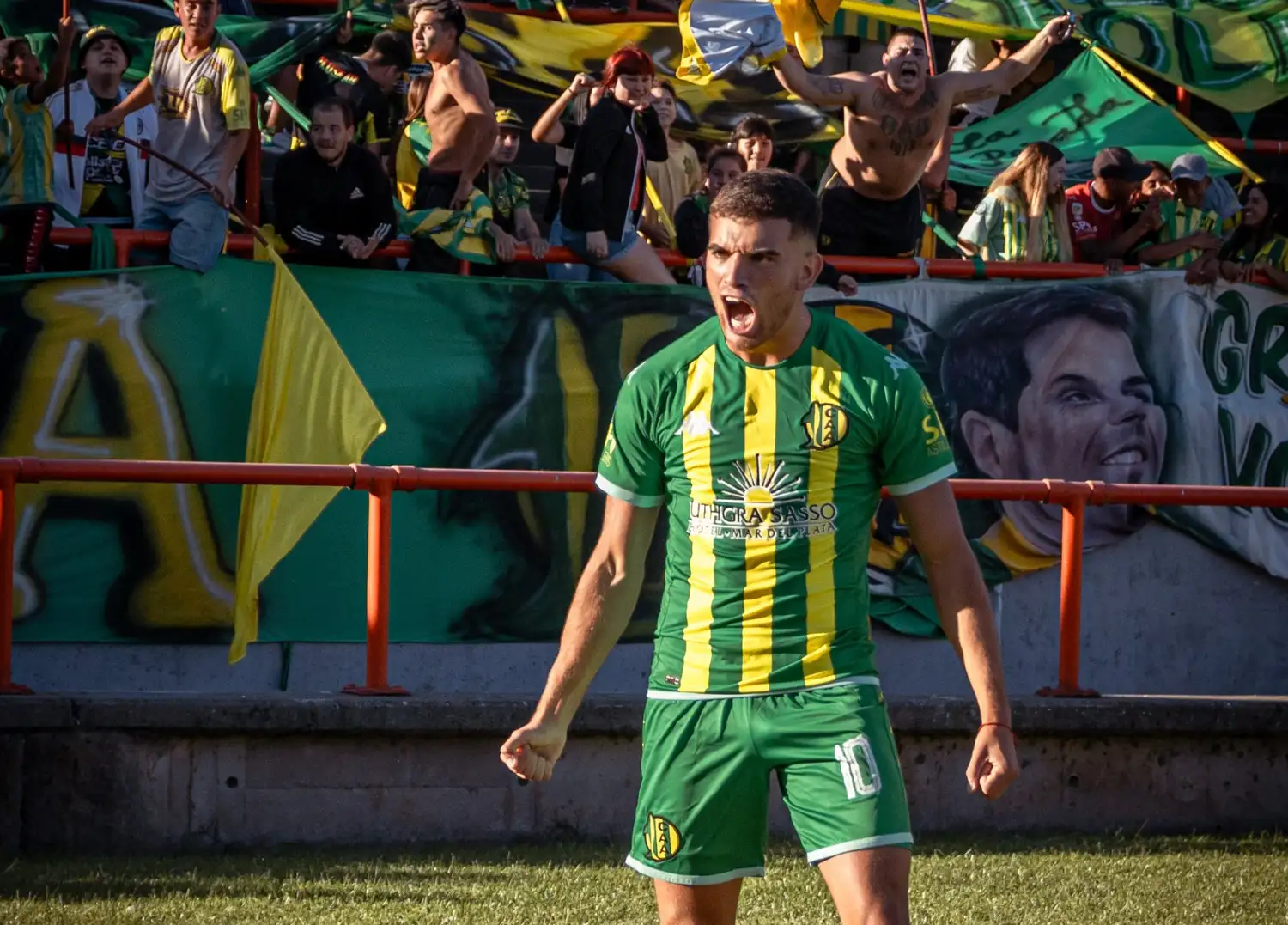 Elías Torres gritando el gol que abrió el marcador.