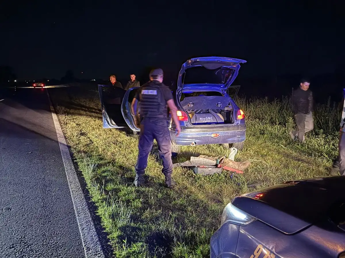 Los sospechosos fueron interceptados en RP 90, hacia Melincué. Crédito: Relaciones Policiales.