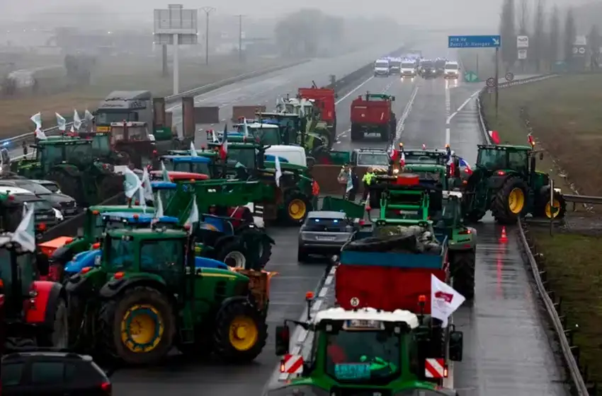 Qué piden los agricultores que tomaron Bruselas con sus tractores: “Hay que terminar con las leyes locas de la Comisión Europea”