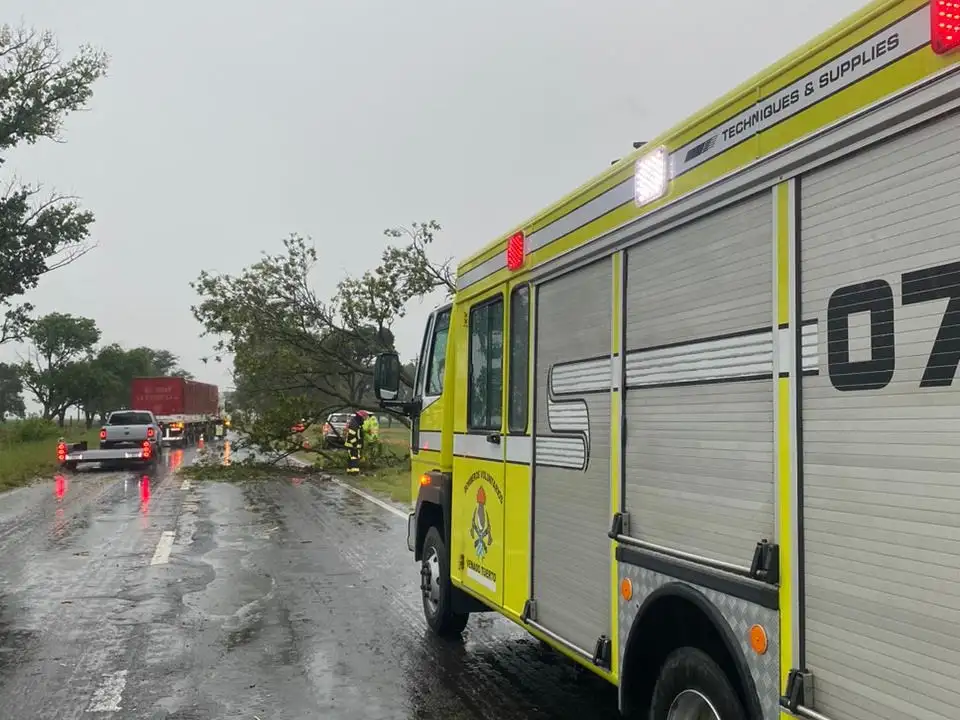 Las lluvias dejaron diferentes daños en la ciudad y alrededores. Crédito: Bomberos de Venado Tuerto.