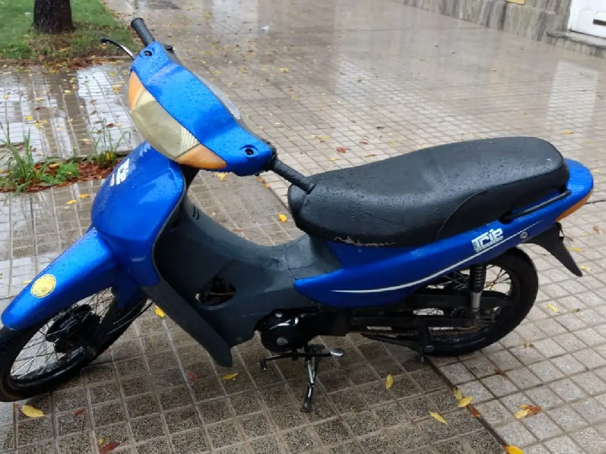Dejó la moto afuera de tribunales y se la robaron 