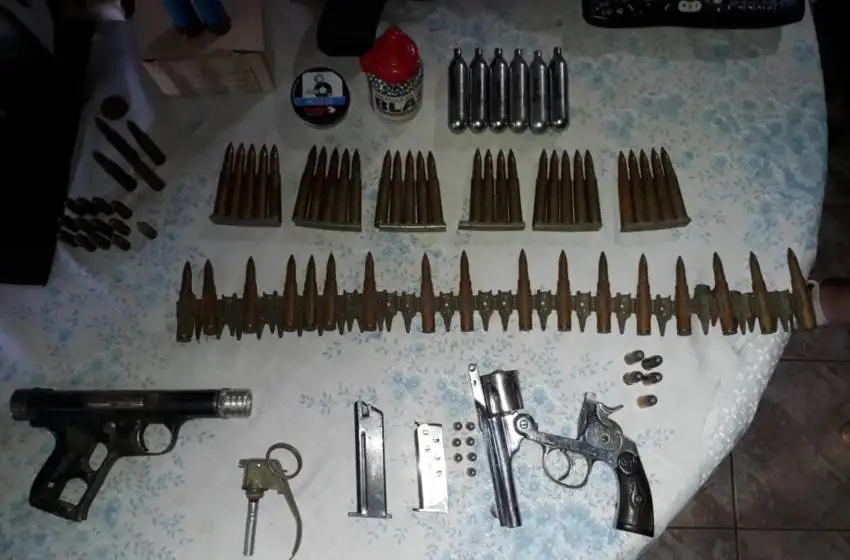 Un anciano fue detenido en su casa con un arsenal