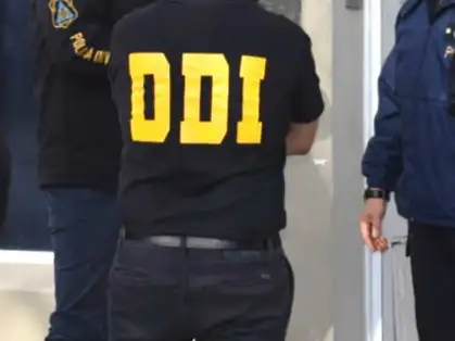La investigación comenzó tras varios hechos ocurridos en los últimos meses, entre ellos el robo sufrido por dos jubilados en una vivienda de Génova al 6100, donde tres delincuentes ingresaron durante la madrugada. También se analizaron otros asaltos registrados en 9 de Julio al 5700 e Ituzaingó al 6500.