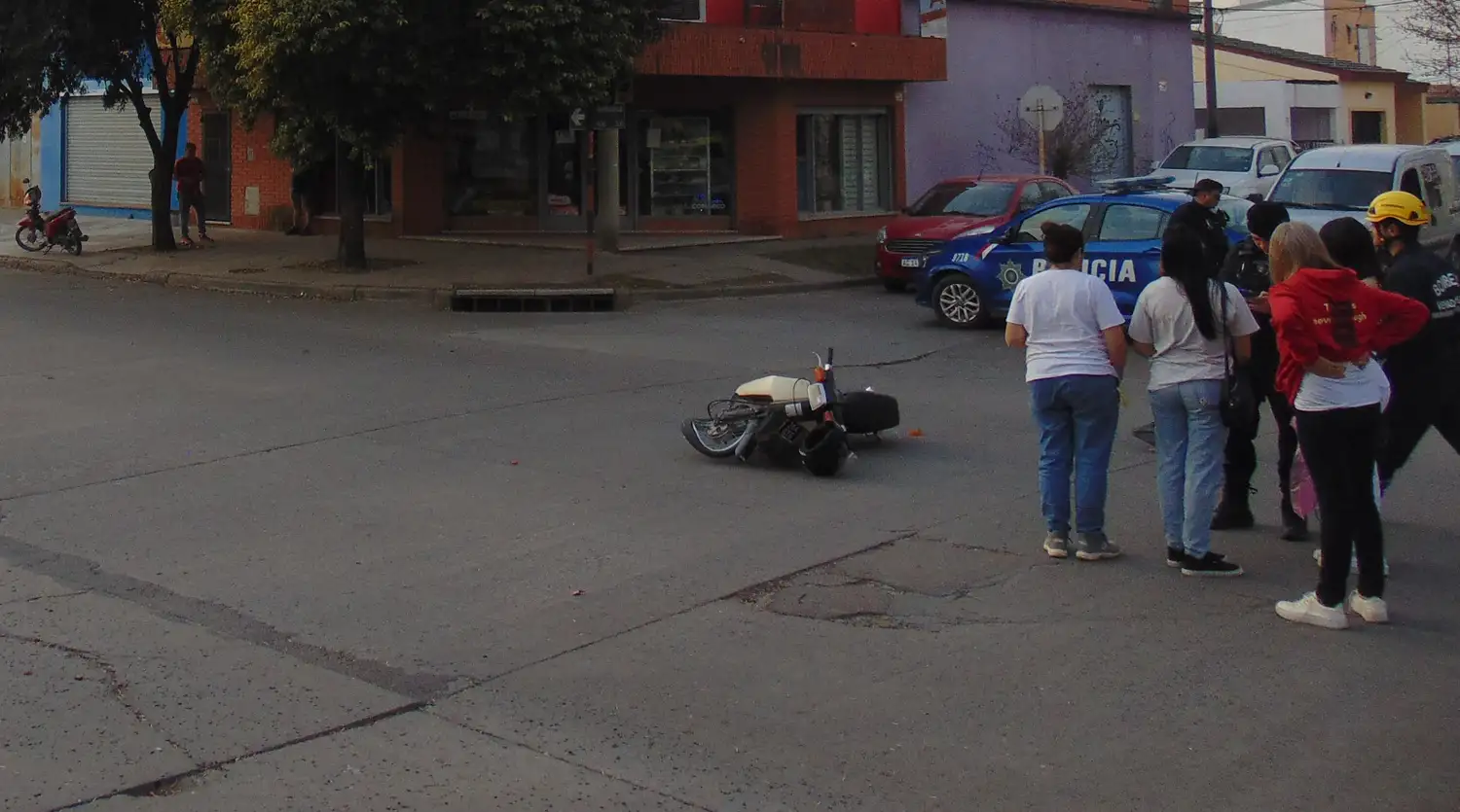 En uno de los accidentes, el vehículo que chocó a la moto se escapó del lugar. Crédito: Bomberos de Venado Tuerto.