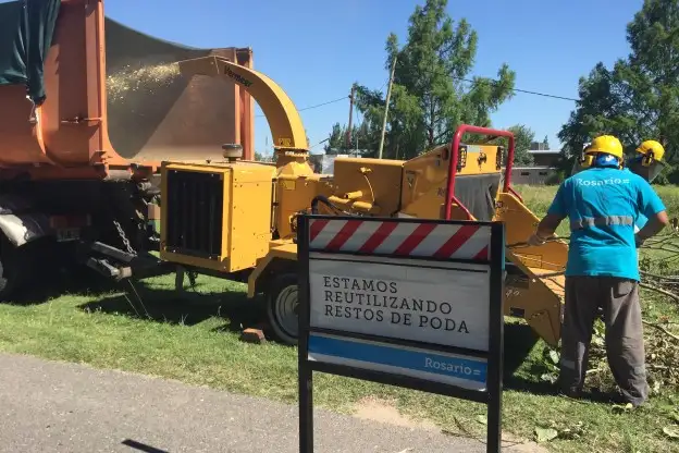 Rosario reduce los restos de poda