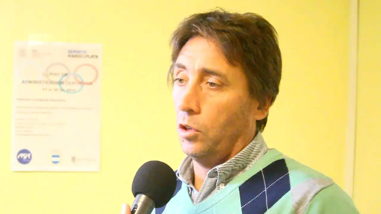 Carlos López Silva: “Estamos terminando el pliego para cambiar el piso del Polideportivo”