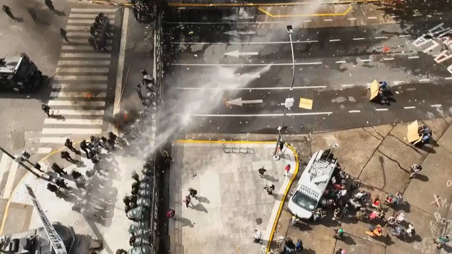 Los grupos más agresivos fueron dispersados mediante el uso de camiones hidrantes.
