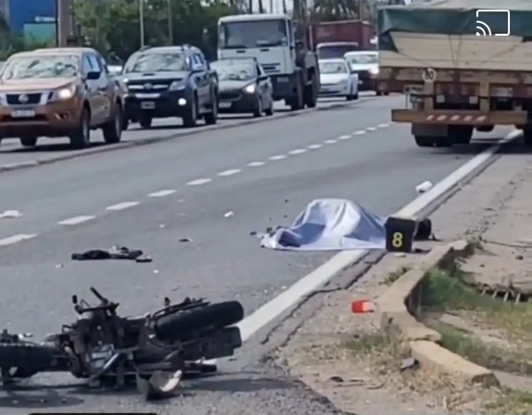 Trágico accidente en Venado Tuerto con un motociclista fallecido. Crédito: Radio Jota.