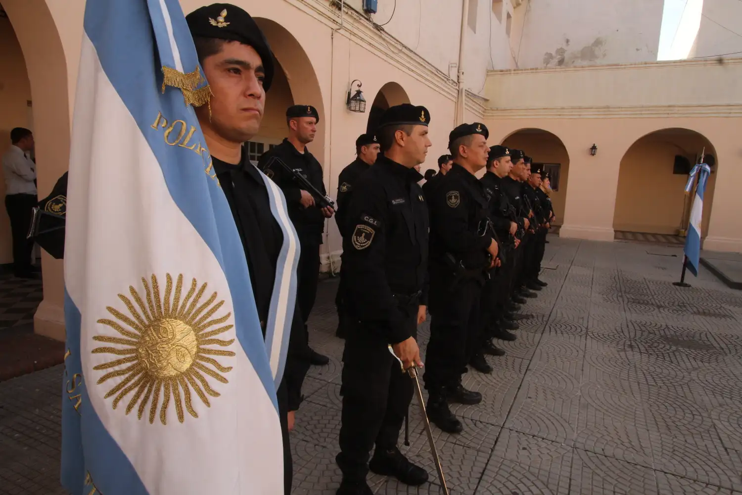 Por falta de títulos universitarios, suspenden ascensos en la Policía