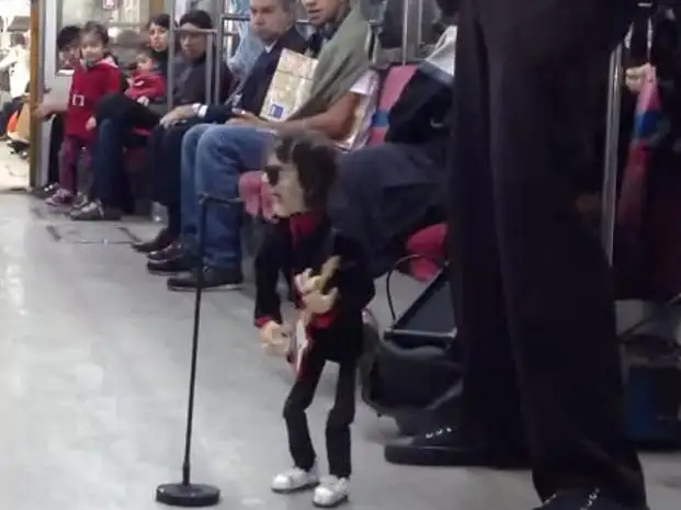 Desde su corazón de marioneta, el Flaco Spinetta volvió a tocar por sorpresa su música inmortal