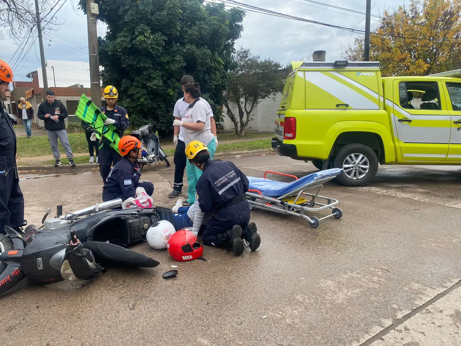 La mujer atendida por bomberos y personal del Sies 107.