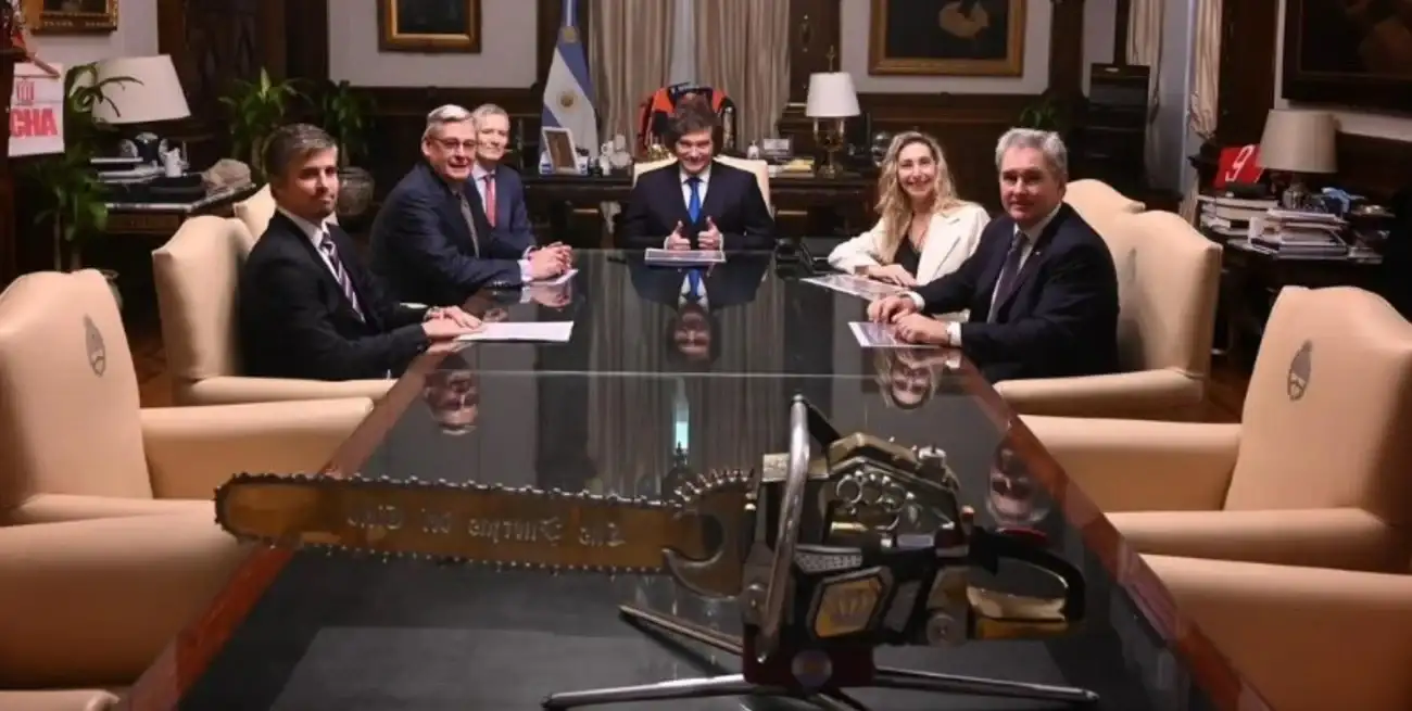 Javier y Karina Milei y Pablo Quirno en la reunión de trabajo con autoridades de Vicuña Corp.