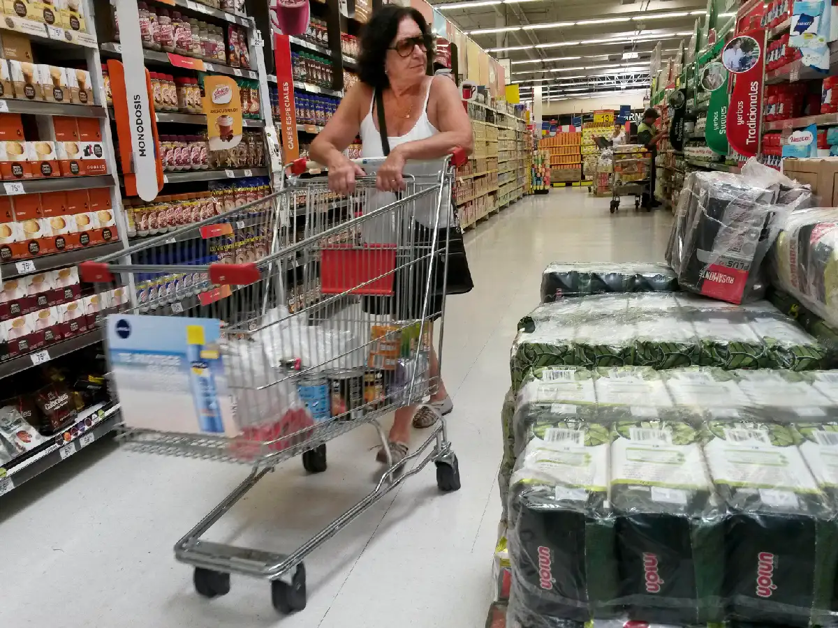 Una familia necesitó casi $16.000 para comprar alimentos básicos en marzo