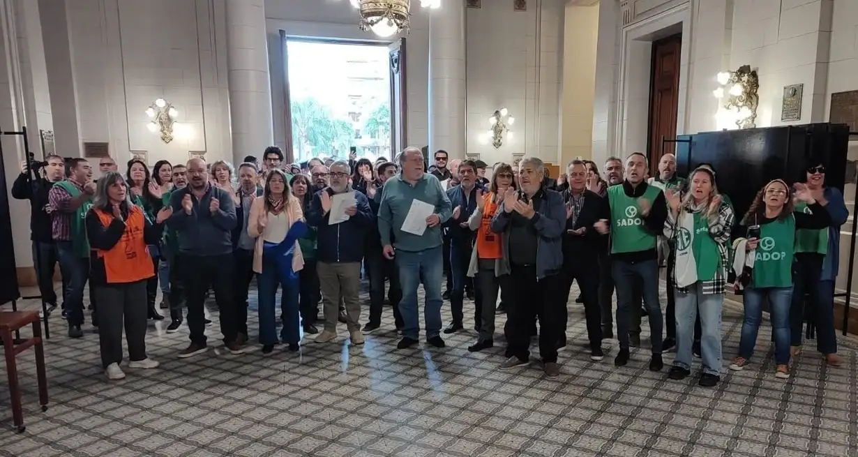 "Unidad de los trabajadores", corearon los dirigentes nucleados en la Instersindical estatal.