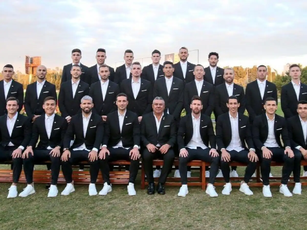 La foto oficial de Argentina para la Copa América: look 'elegante sport' y con Chiqui Tapia en el centro, al lado de Lionel Messi