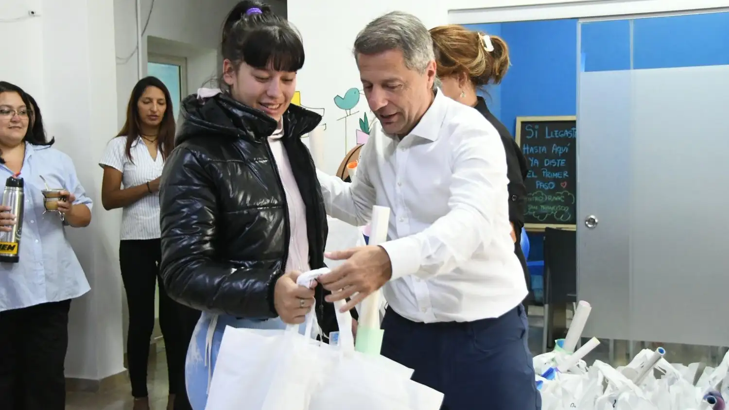 Bernarte entregó 600 kits escolares y zapatillas en el inicio de clases
