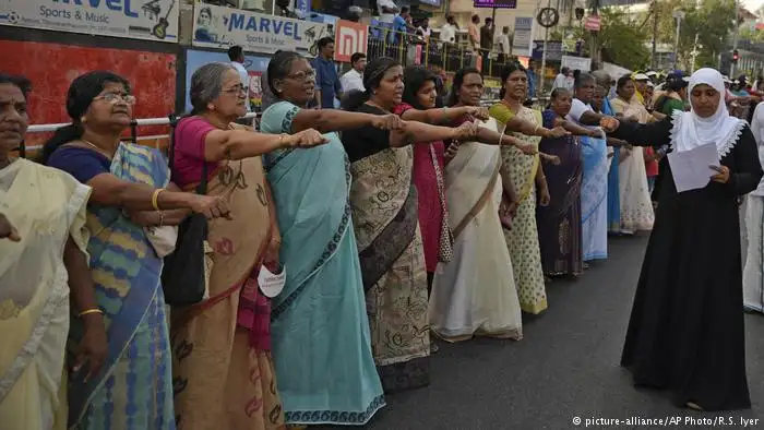 India: dos mujeres entran por primera vez a templo hindú tras sentencia judicial