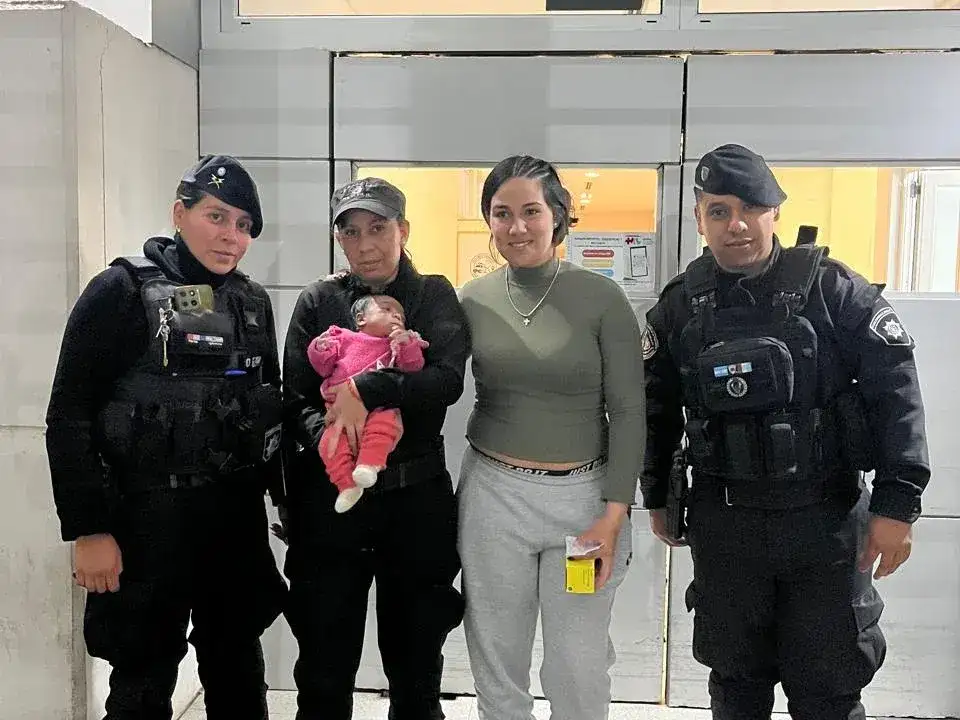 Los efectivos del Comando Radioeléctrico junto a la madre y la pequeña.