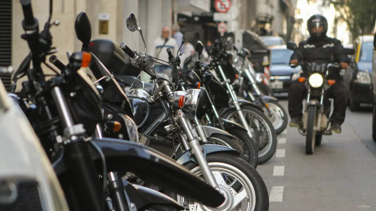 Venado Tuerto: dejó la moto estacionada sin traba volante y se la robaron