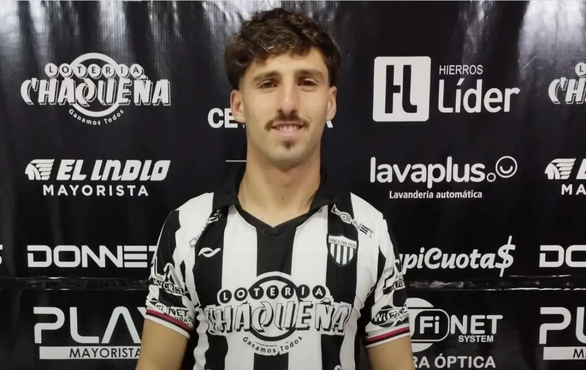 Enríquez posando con la camiseta de Chaco For Ever