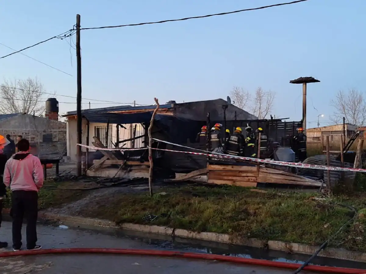En Plaza San Francisco, un incendio destruyó un quincho