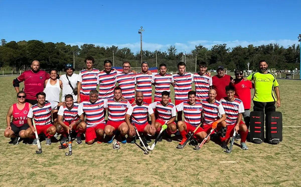 El plantel de Biguá en la rama masculina que debutó este domingo.