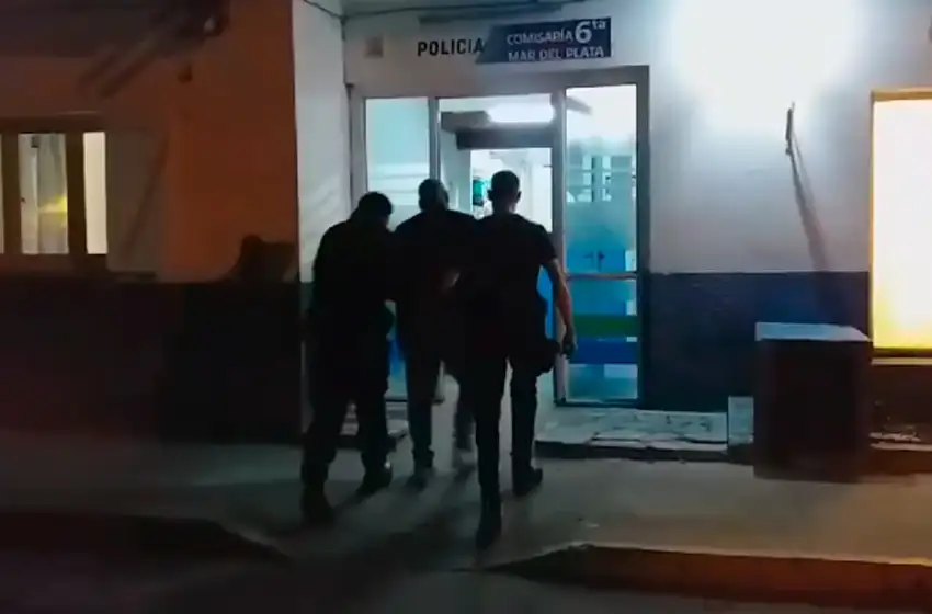 Discutió con su pareja, la tomó del cuello y le mordió la mejilla izquierda