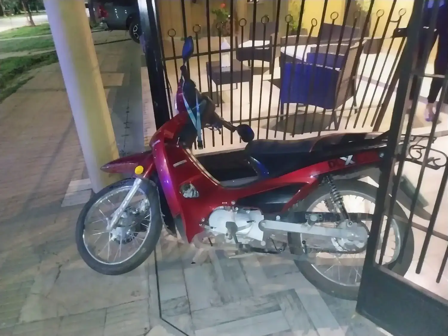 La moto terminó impactando contra una vivienda.