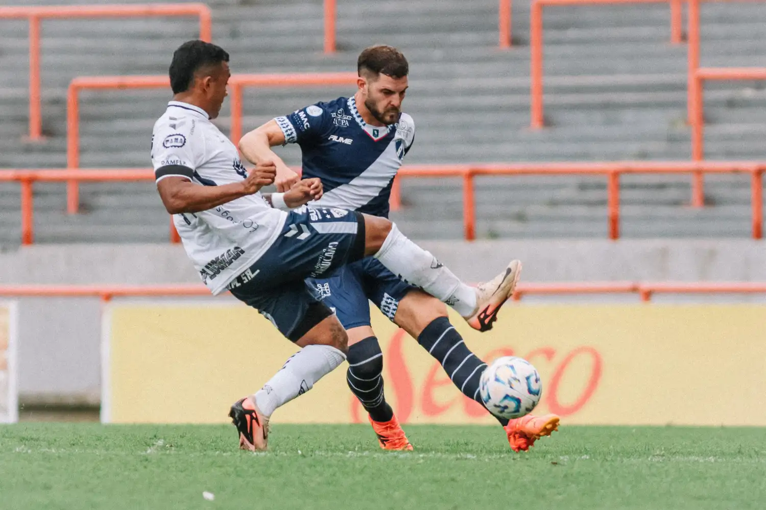 Cristian Gorgerino dando un pase ante la marca